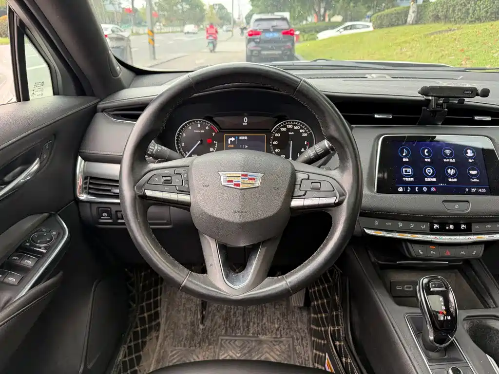 Photo 14 - Cadillac XT4