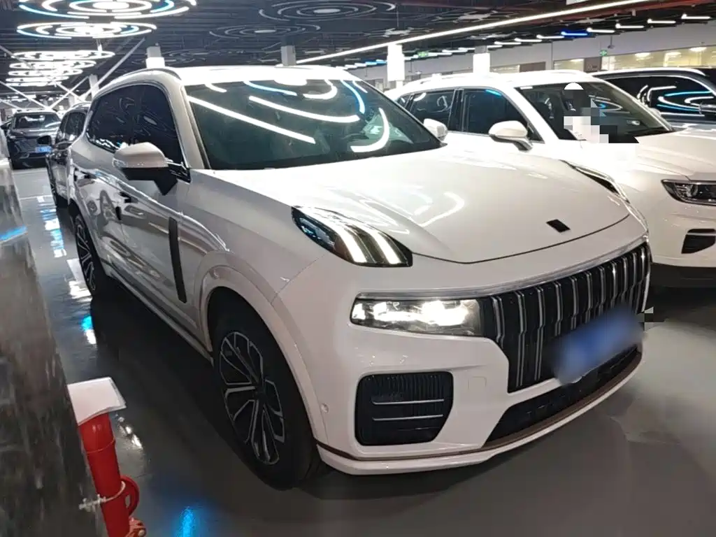 Photo 4 - Lynk & Co 09