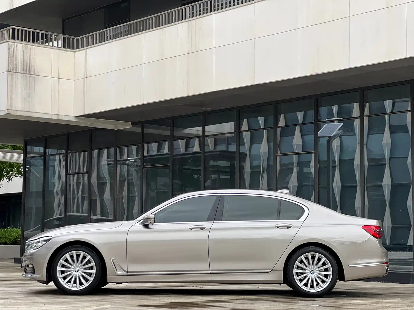 BMW 7 Series 2016 740Li Leading Edition фото 3
