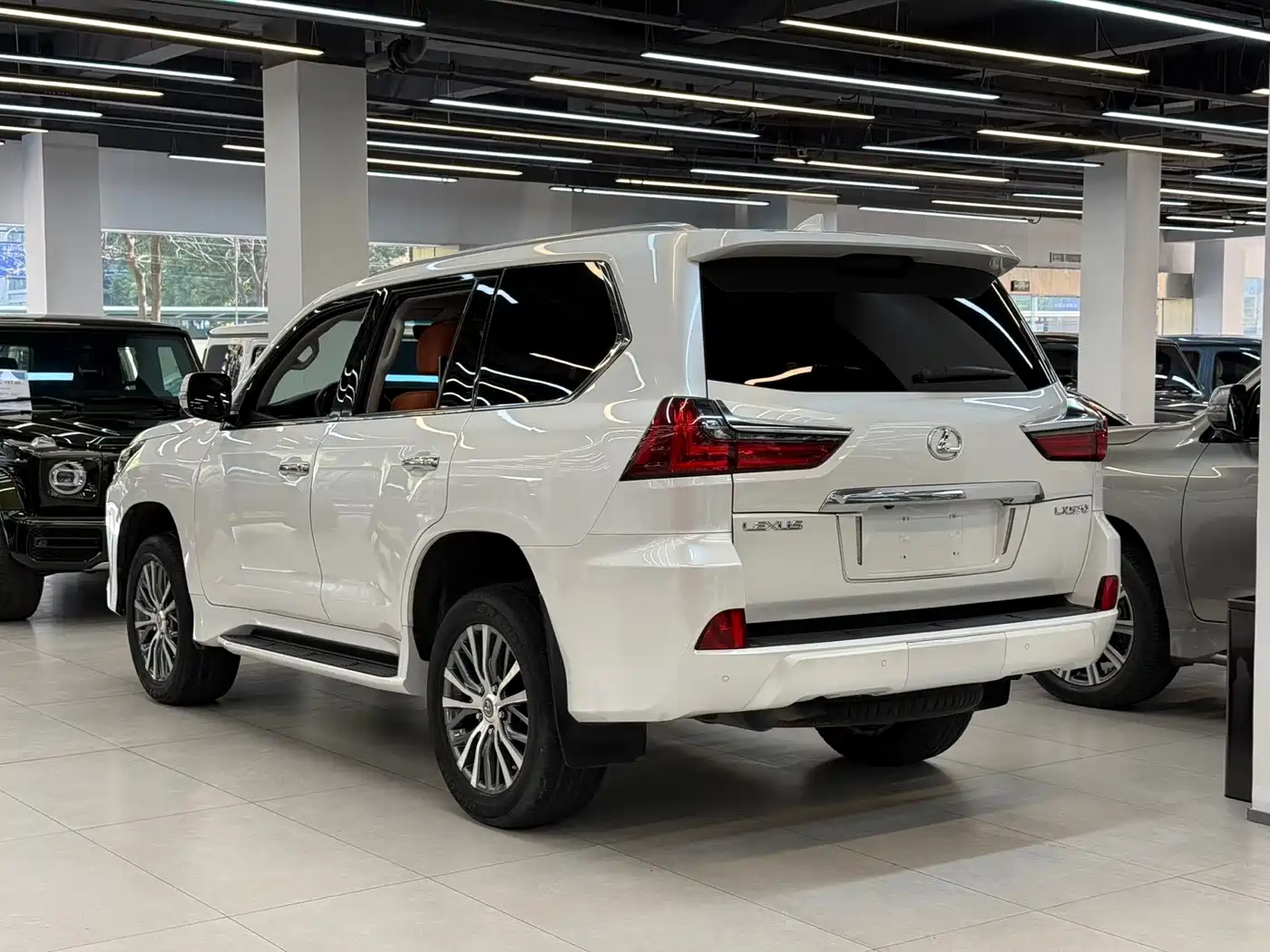 Lexus LX 2017 570 Dynamic Luxury фото 4