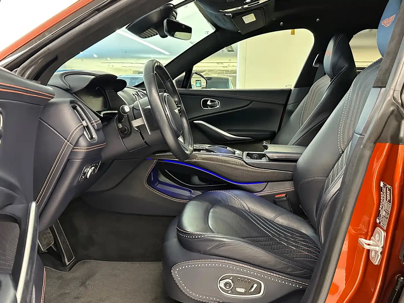 Photo 9 - Aston Martin DBX