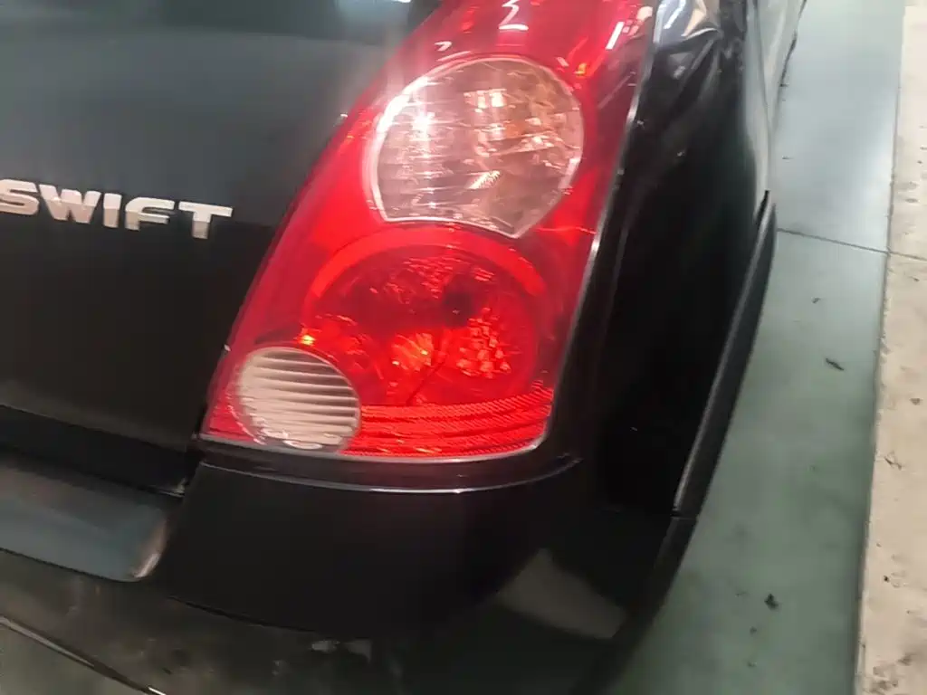 Photo 8 - Suzuki Swift