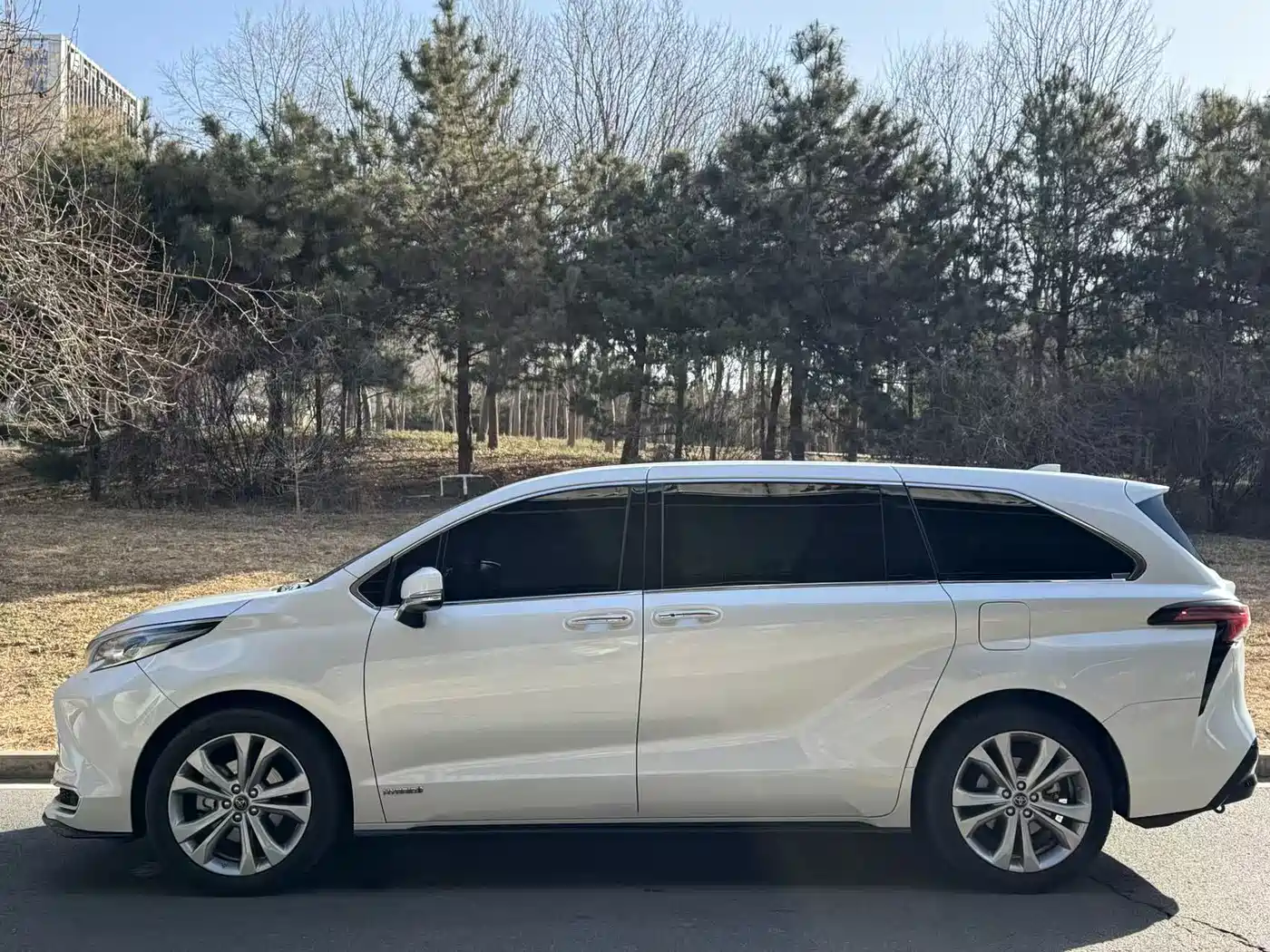 Toyota Sienna 2023 2.5L Hybrid Premium Edition фото 3