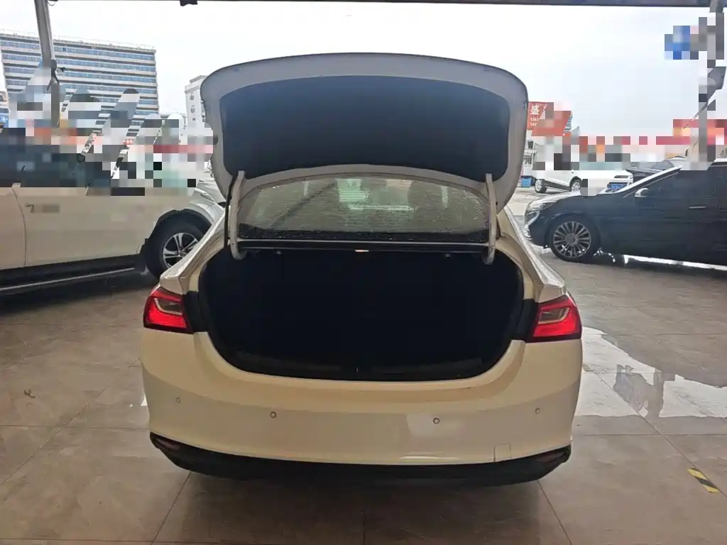 Photo 19 - Chevrolet Malibu XL