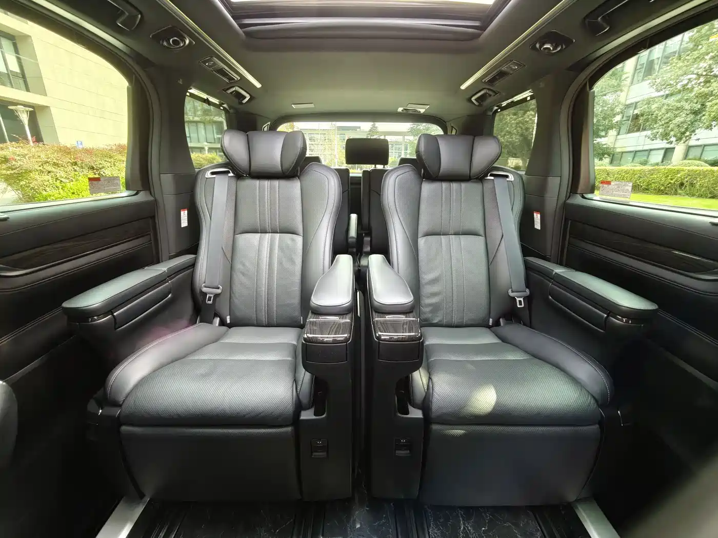 Lexus LM 2020 300h Seven-Seater Elegance Edition фото 24