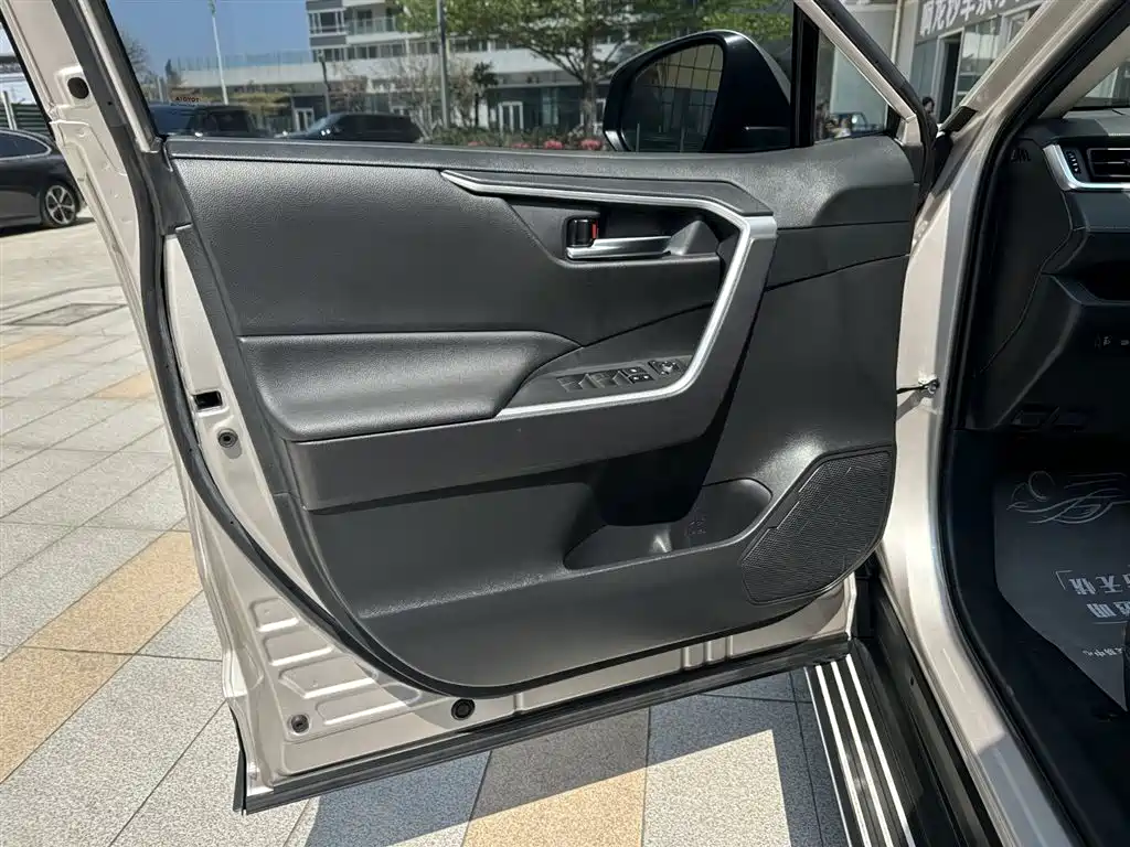 Toyota Wildlander 2020 2.0L CVT 2WD Luxury Edition фото 25