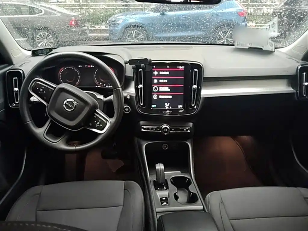 VOLVO XC40