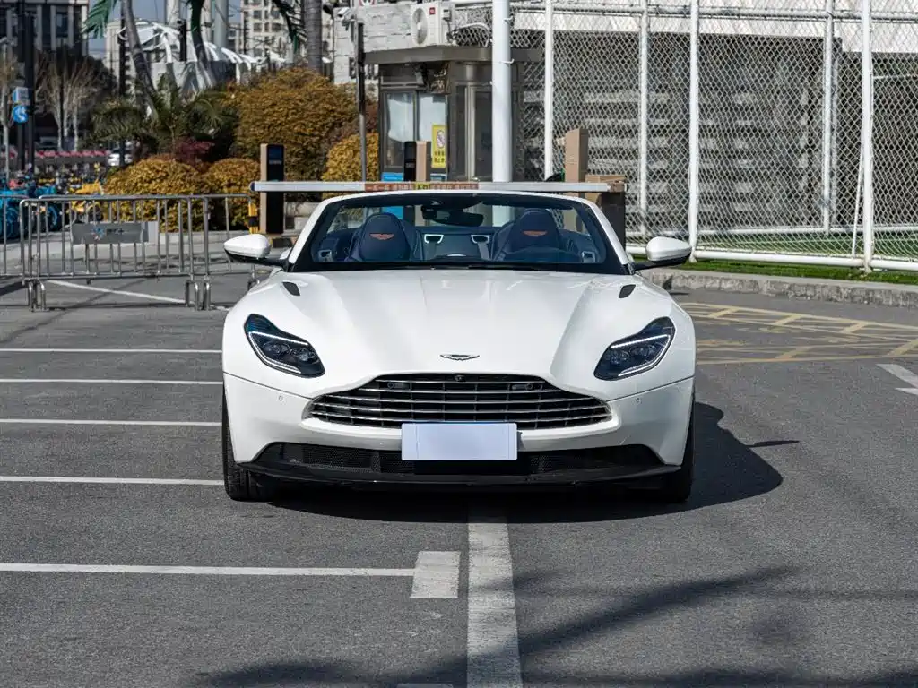 Фото 2 - Aston Martin DB11