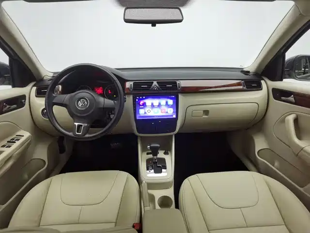 Volkswagen Bora 2012 1.6L Automatic Comfort Model — фото 5