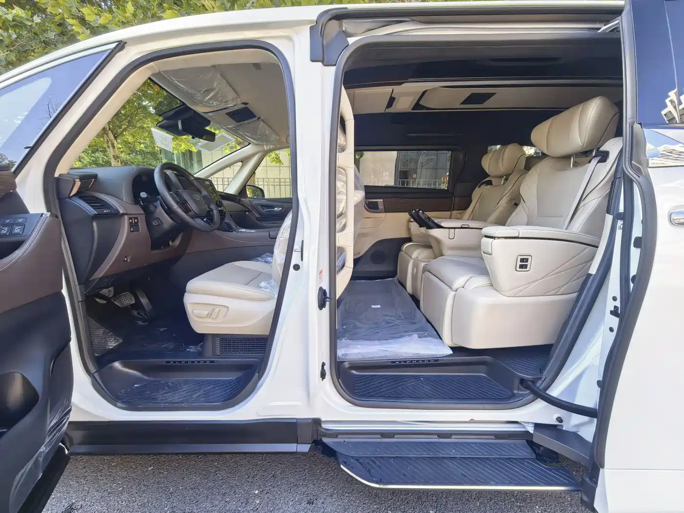 Toyota Alphard 2025 Hybrid 2.5L Ultimate Gold Edition фото 14