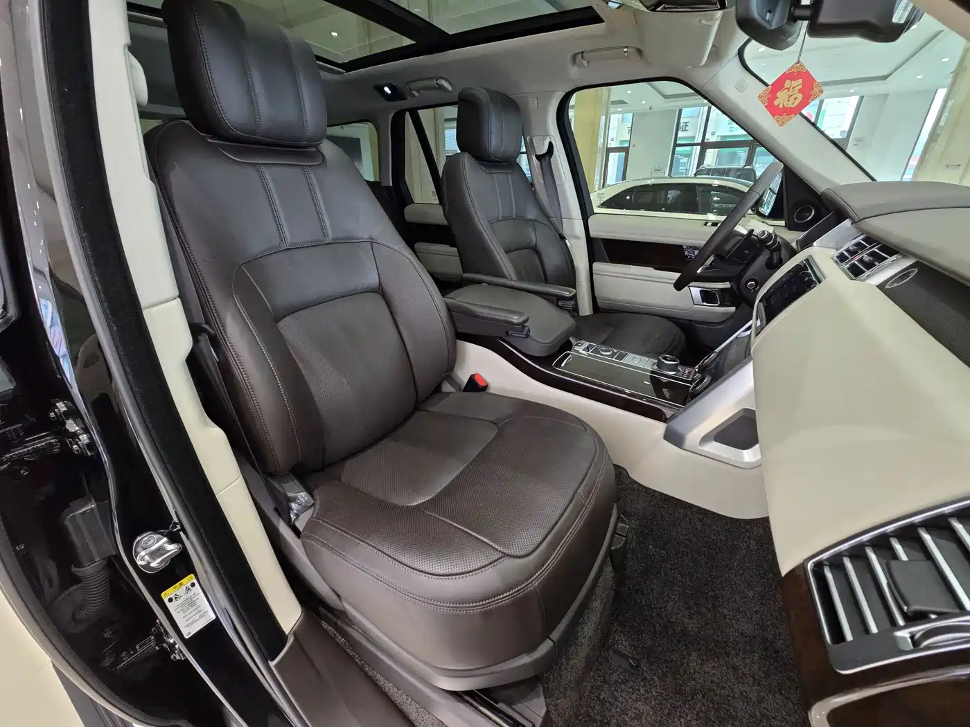 Land Rover Range Rover 2021 3.0 L6 Heritage Edition фото 14