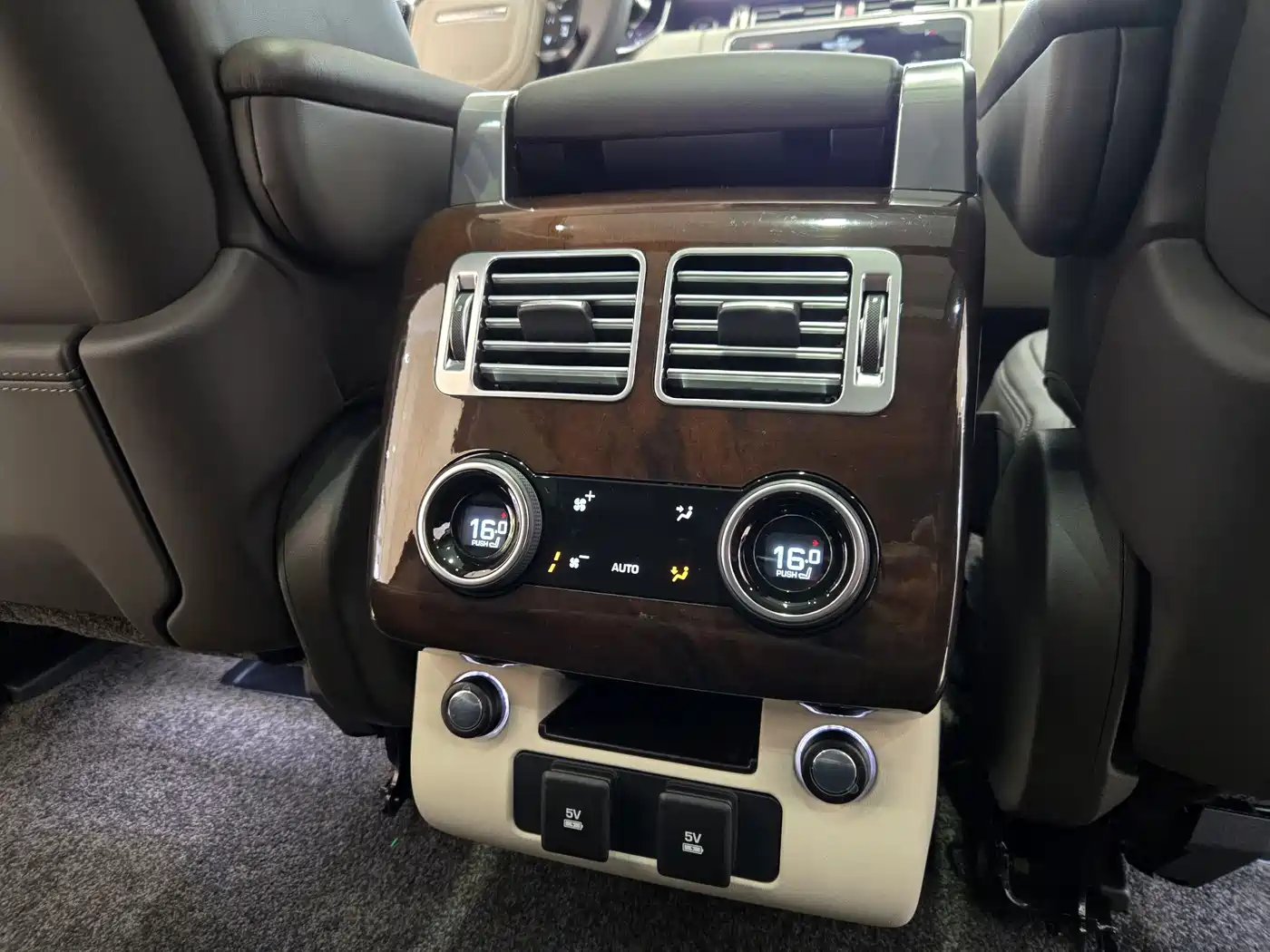 Land Rover Range Rover 2021 3.0 L6 Heritage Edition фото 28