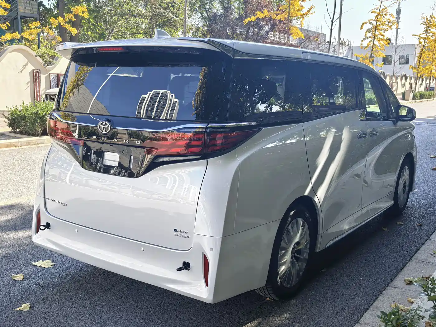 Toyota Alphard 2025 Hybrid 2.5L Ultimate Gold Edition фото 7
