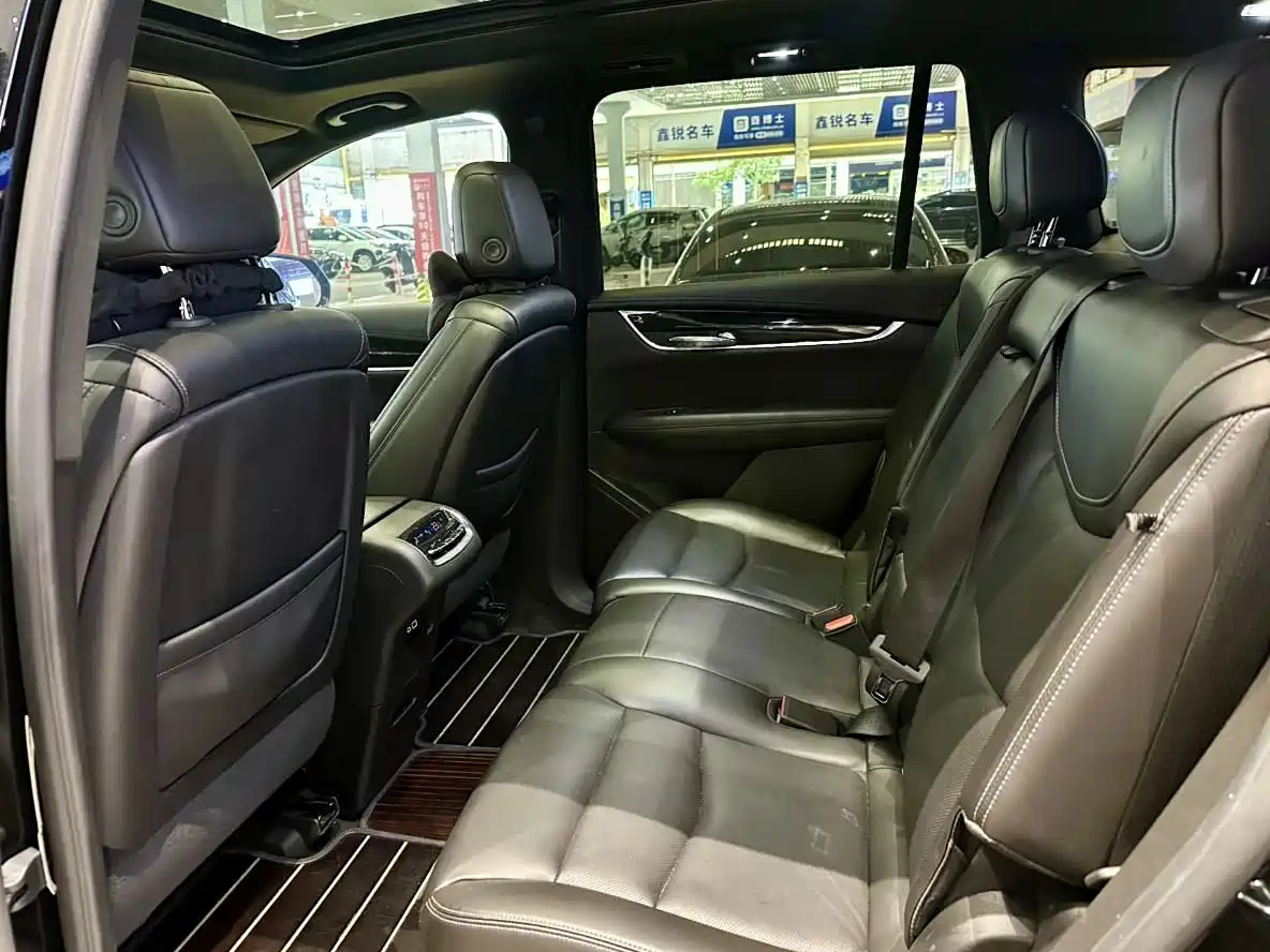Photo 5 - Cadillac XT6