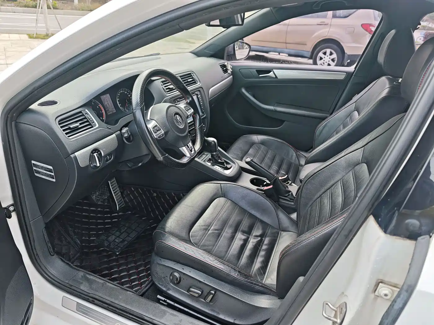 Volkswagen Sagitar 2013 2.0TSI GLI фото 4