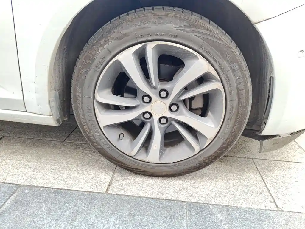 Photo 24 - Buick Verano