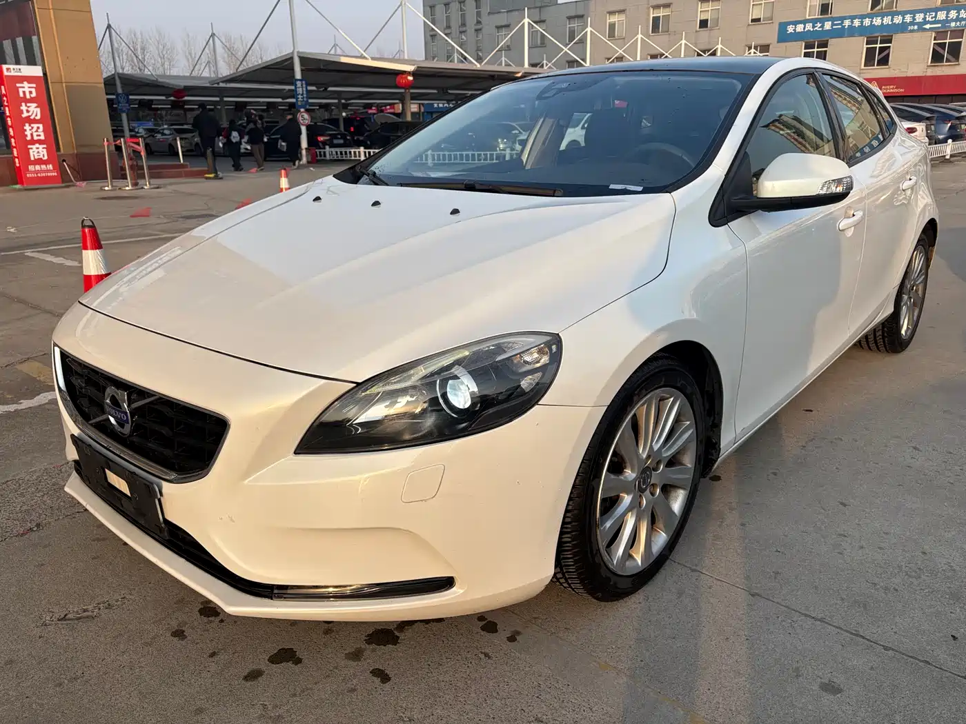 Фото 1 - Volvo V40