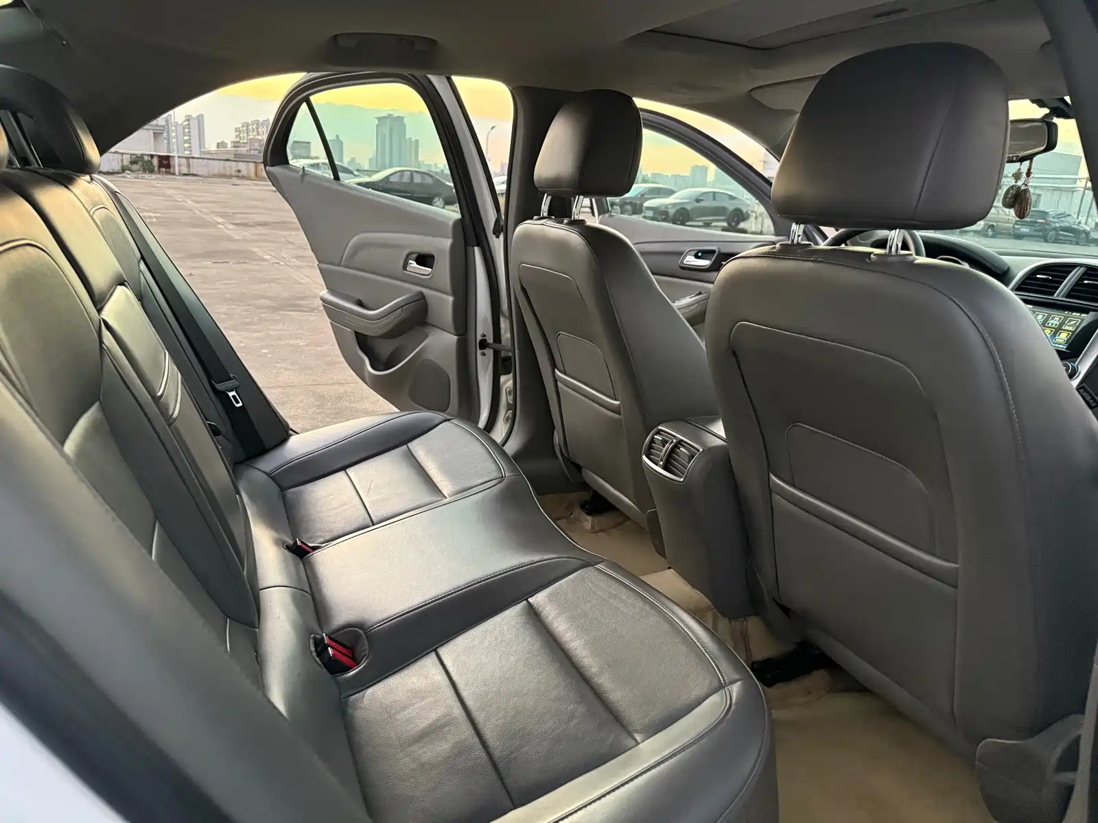 Photo 10 - Chevrolet Malibu