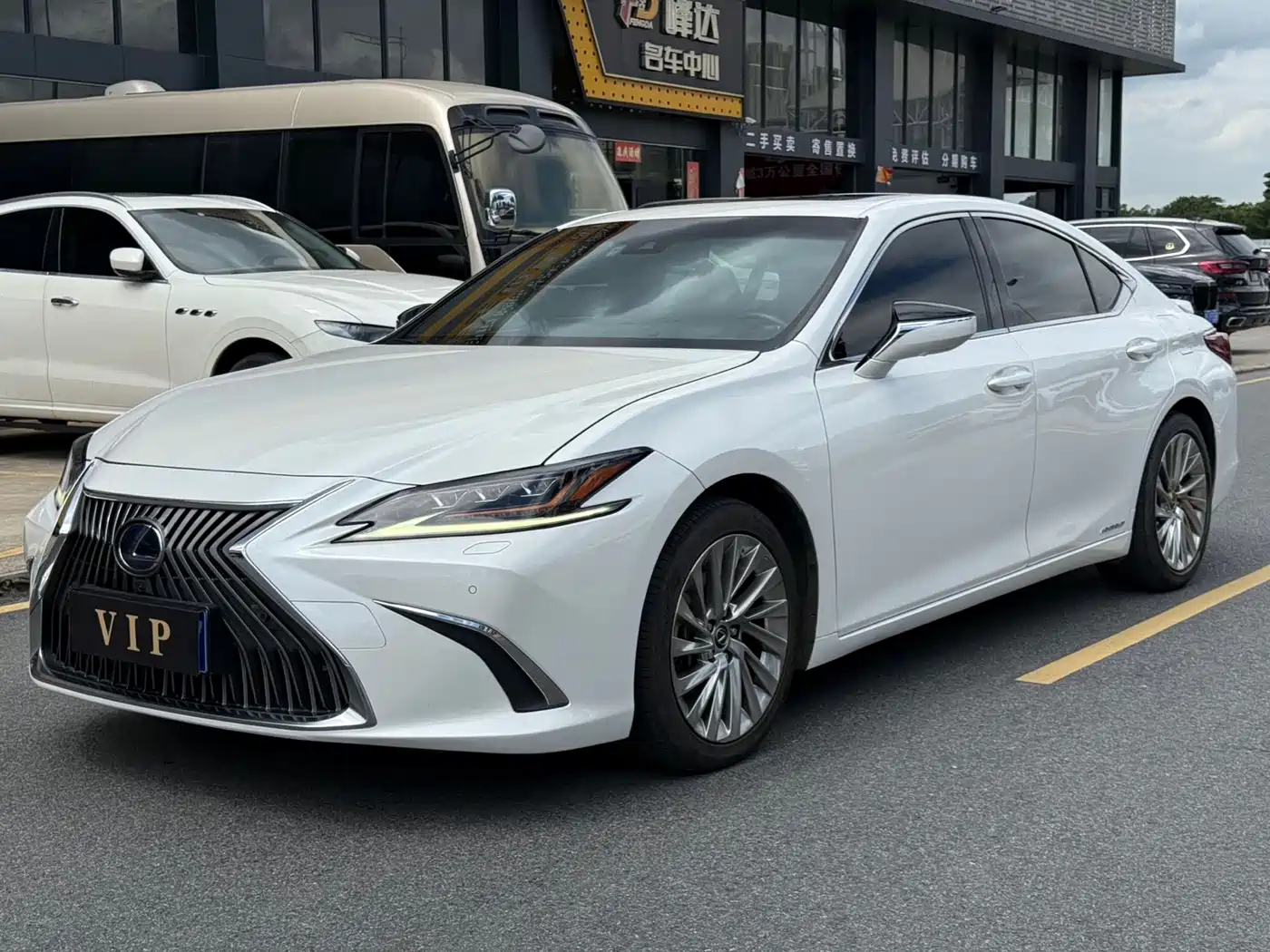 Фото 1 - Lexus ES
