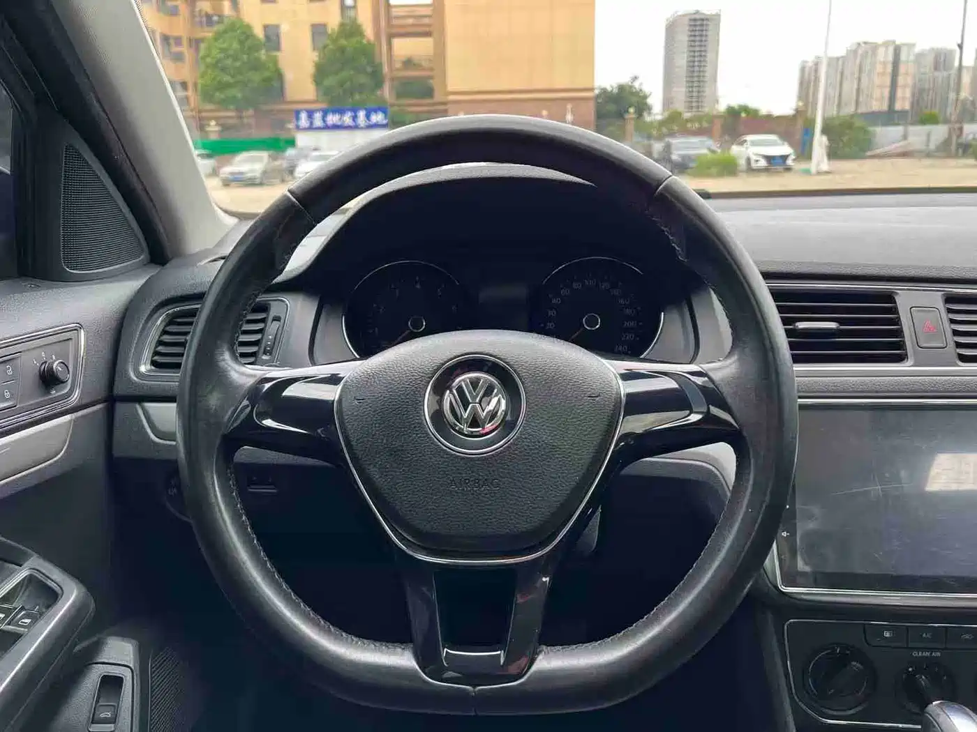Volkswagen Lavida 2015 1.6L Automatic Comfort Edition фото 12