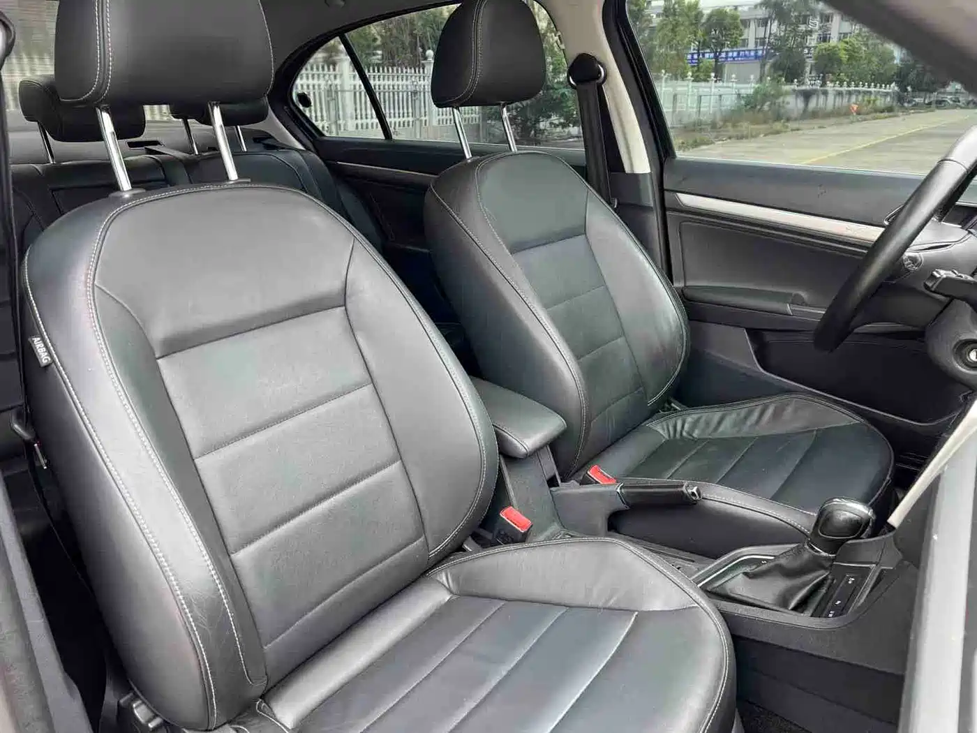 Volkswagen Lavida 2015 1.6L Automatic Comfort Edition фото 16