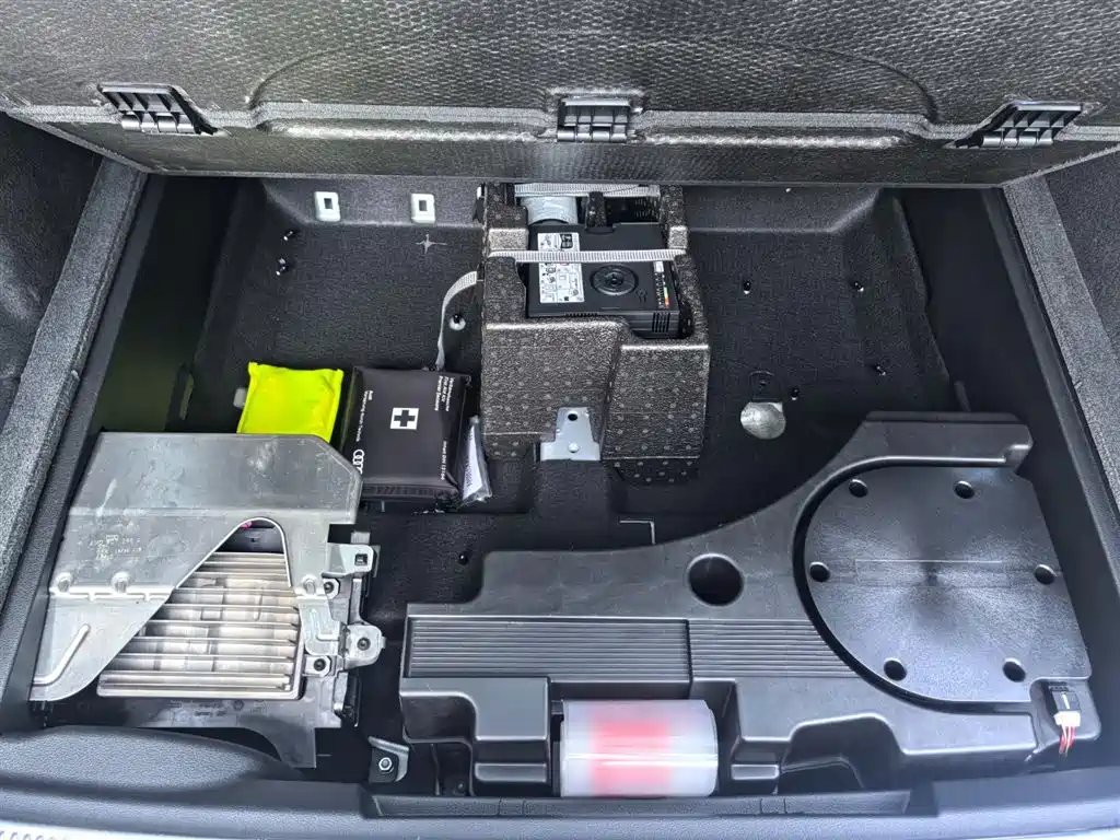 Audi SQ7 2024 4.0 TFSI фото 24