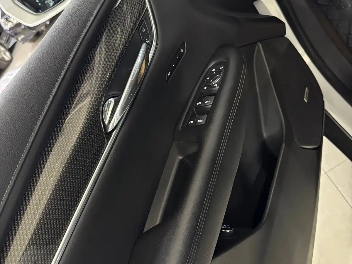 Фото 5 - Cadillac XT5