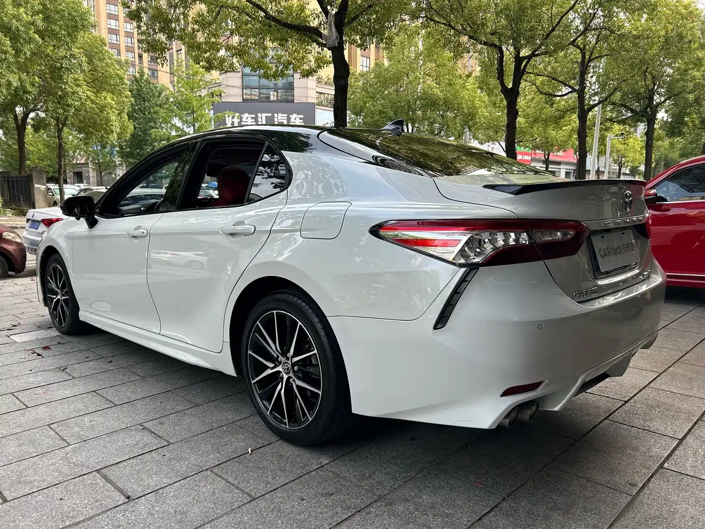 Фото 14 - Toyota Camry