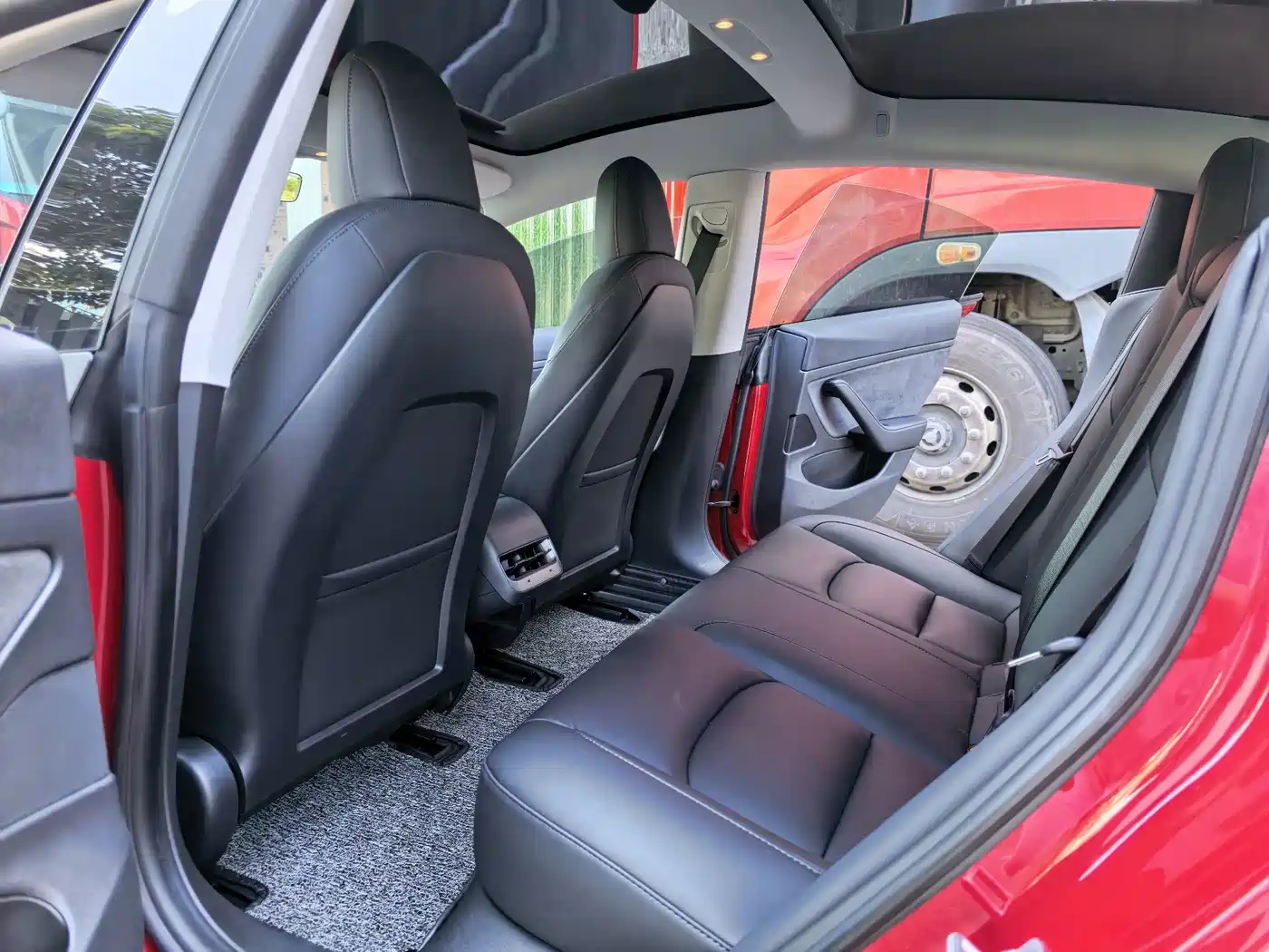 Фото 8 - Tesla Model 3