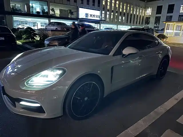 PORSCHE PANAMERA