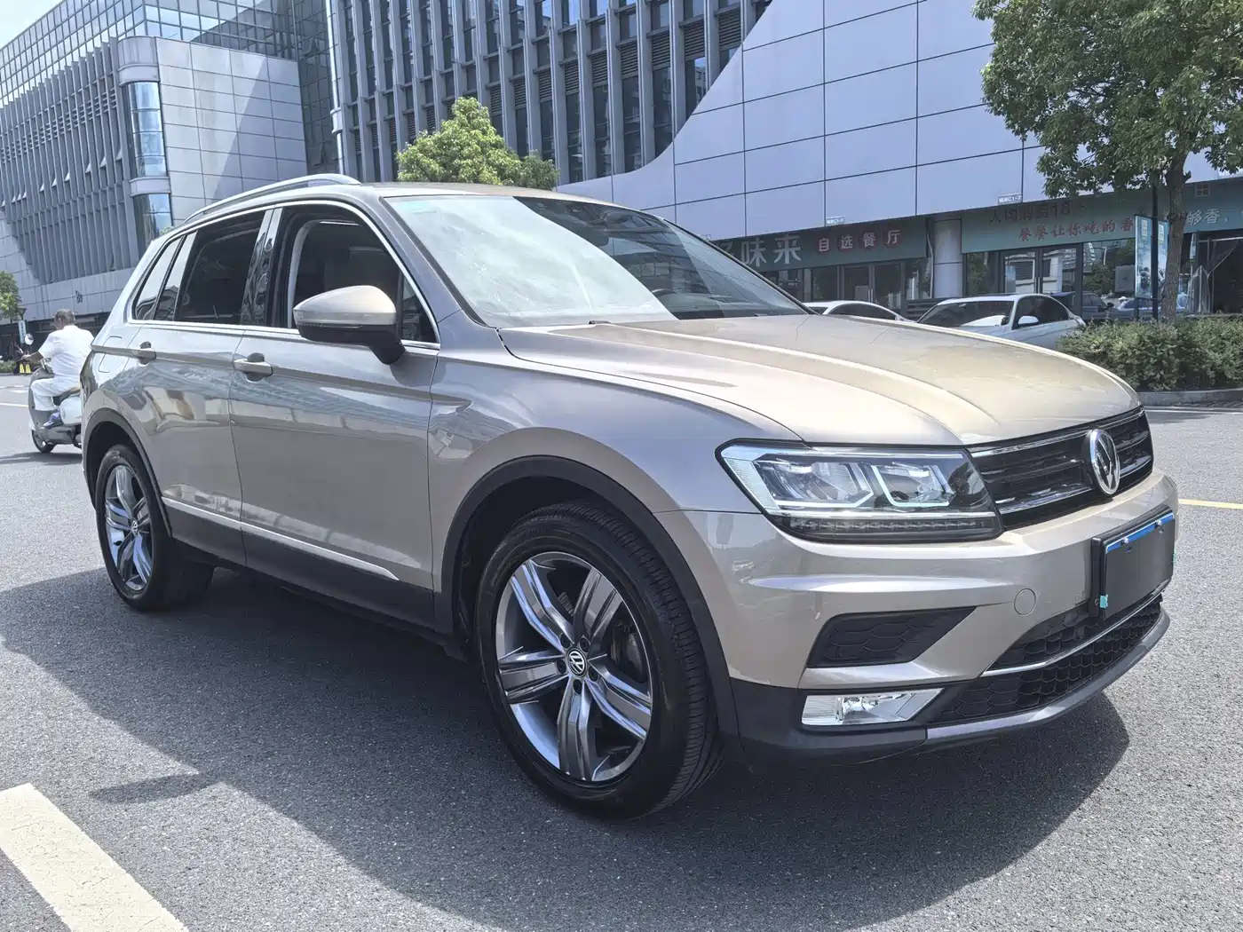 VOLKSWAGEN TIGUAN