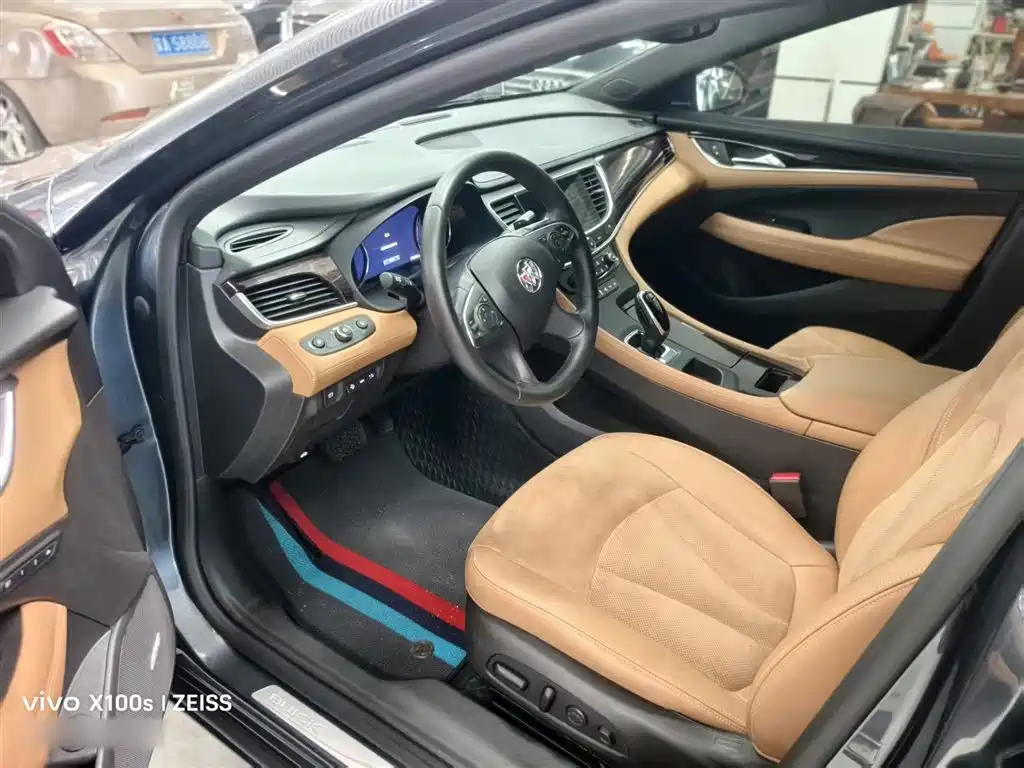 Photo 9 - Buick LaCrosse