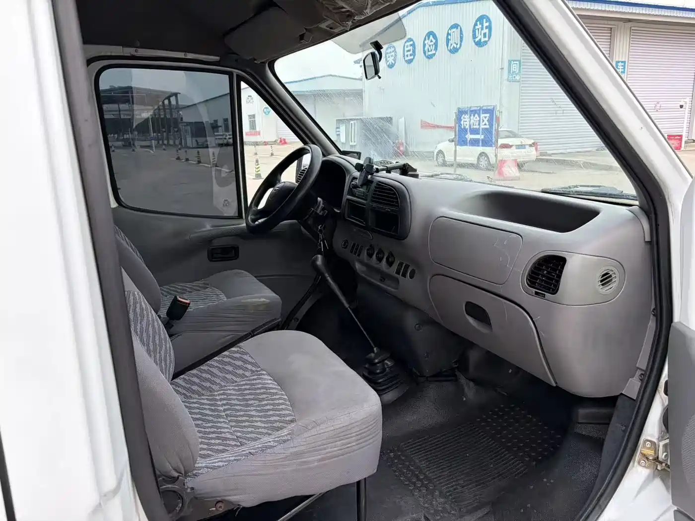 Ford Classic Transit 2015 2016 Model 2.8T Diesel Long Wheelbase 6-Seater Medium Roof Ice White Logistics Vehicle JX493ZLQ4