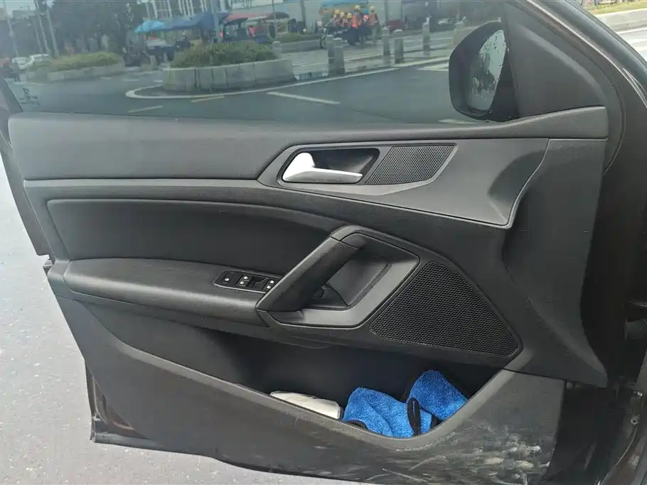 Peugeot 408 2018 1.8L Manual Leading Edition фото 7