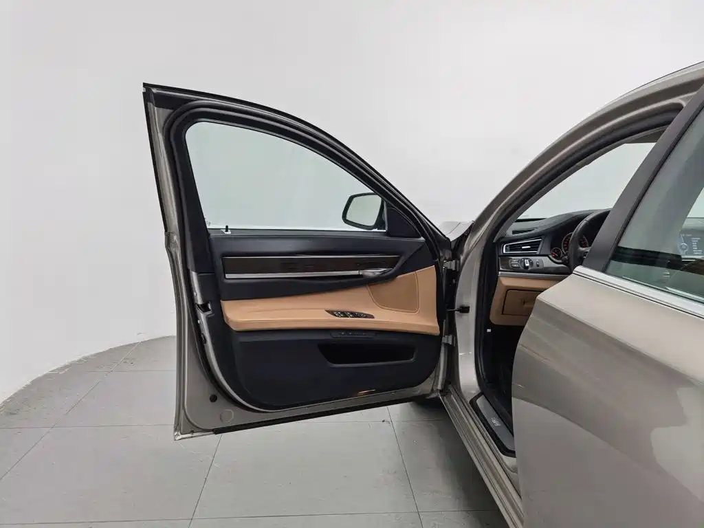 Photo 8 - BMW 7 Series