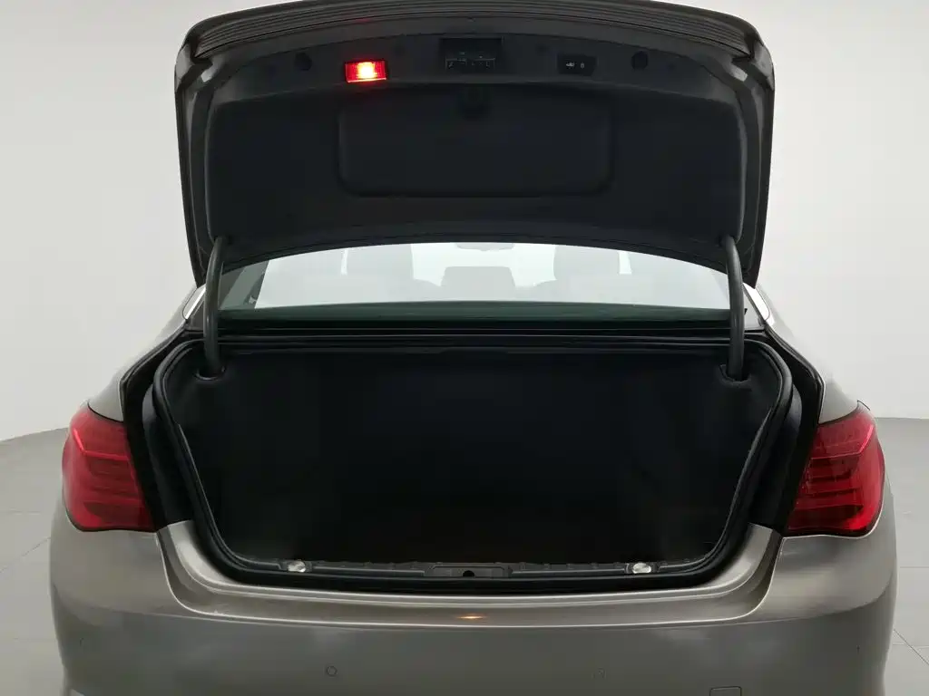 Photo 16 - BMW 7 Series