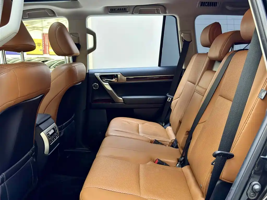 Photo 7 - Lexus GX