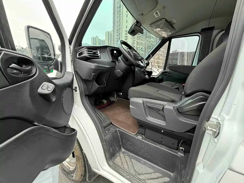 Jiangling JMC Fushun 2026 2023 2.0T Manual Short Wheelbase Low Roof Commercial MPV 6 Seats with Lift-up Tailgate