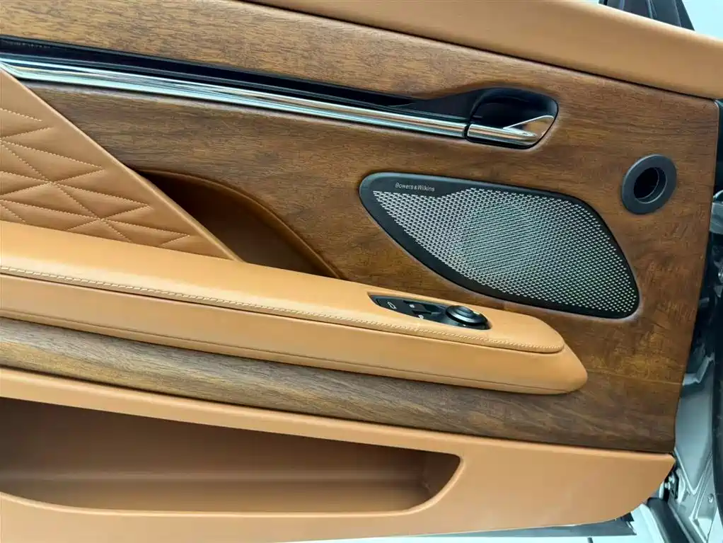 Aston Martin DB12 2023 4.0T V8 Volante фото 13