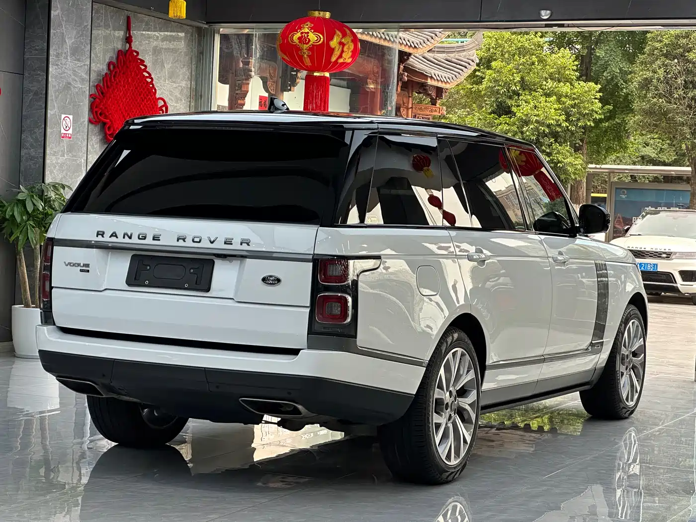 Land Rover Range Rover 2021 3.0 L6 Heritage Extended Classic Edition фото 22