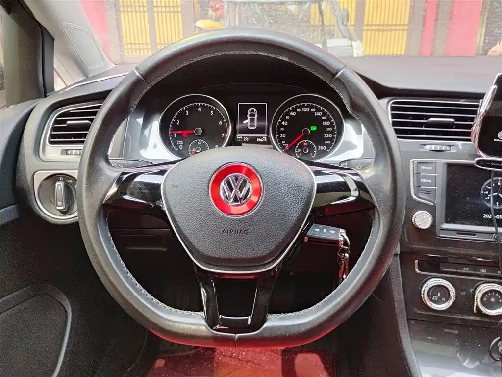Volkswagen Golf 2017 1.6L Auto Comfort Millionth Edition фото 3