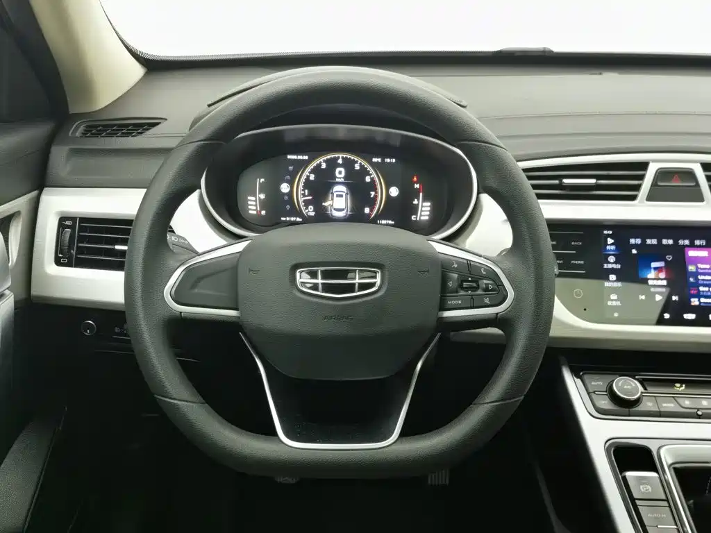 Photo 11 - Geely Atlas