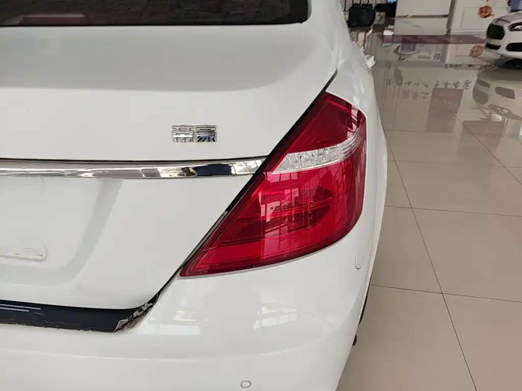Фото 8 - Geely Emgrand