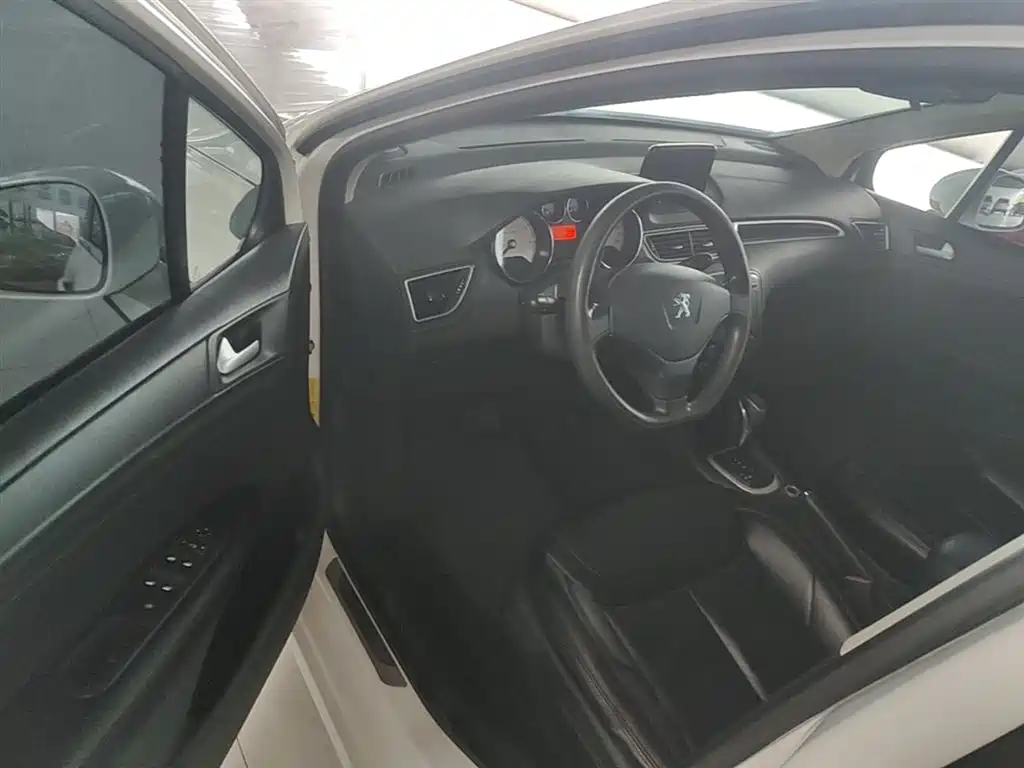 Peugeot 308 2014 Model Joy Edition Classic 1.6L Automatic Superior Style фото 16