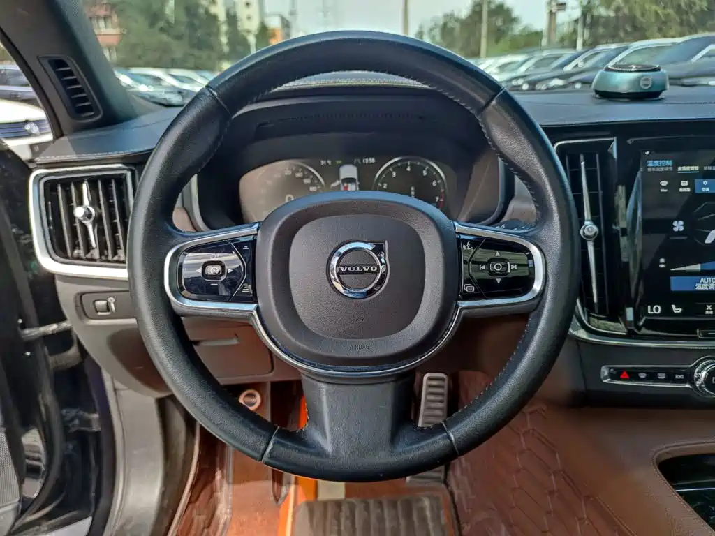 Фото 12 - Volvo S90