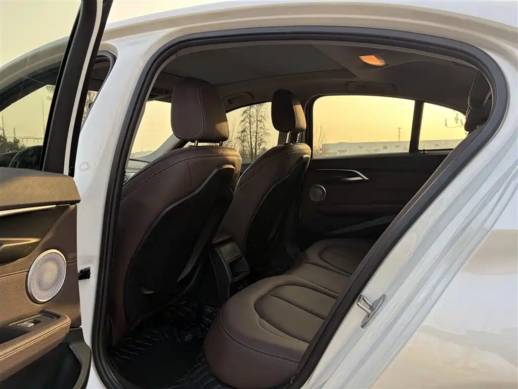 BMW 1 Series 2021 120i M Sport Shadow Edition фото 5