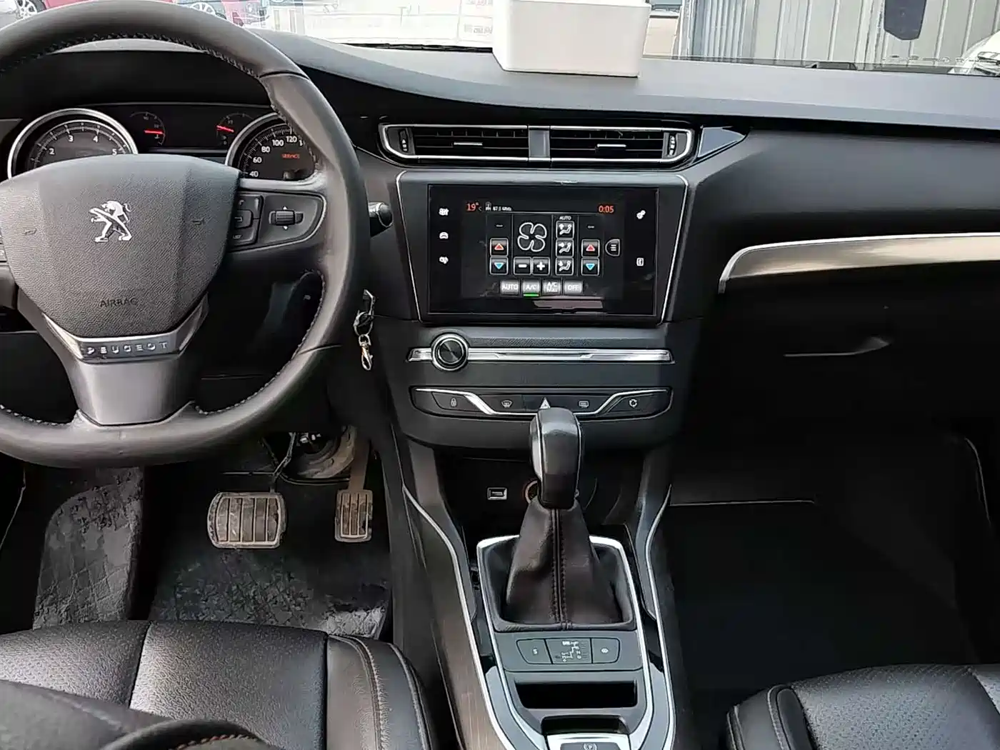 Peugeot 408 2016 1.6T Automatic Luxury Edition фото 10
