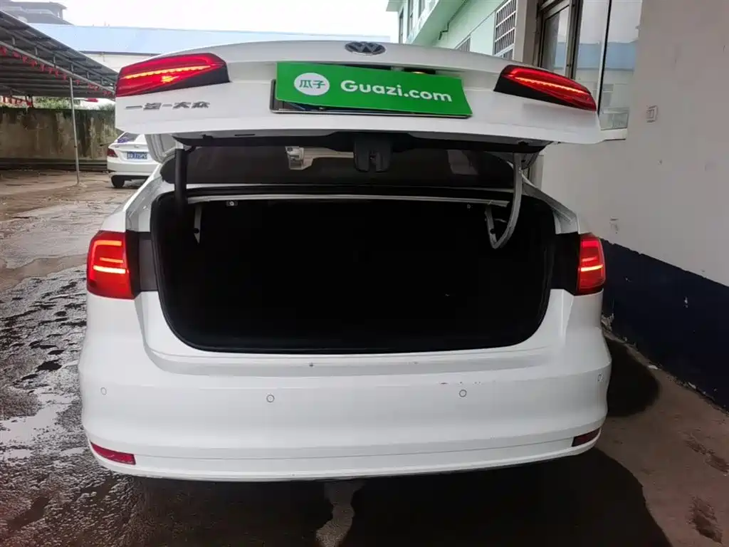 Volkswagen Sagitar 2015 1.6L Automatic Comfort фото 19