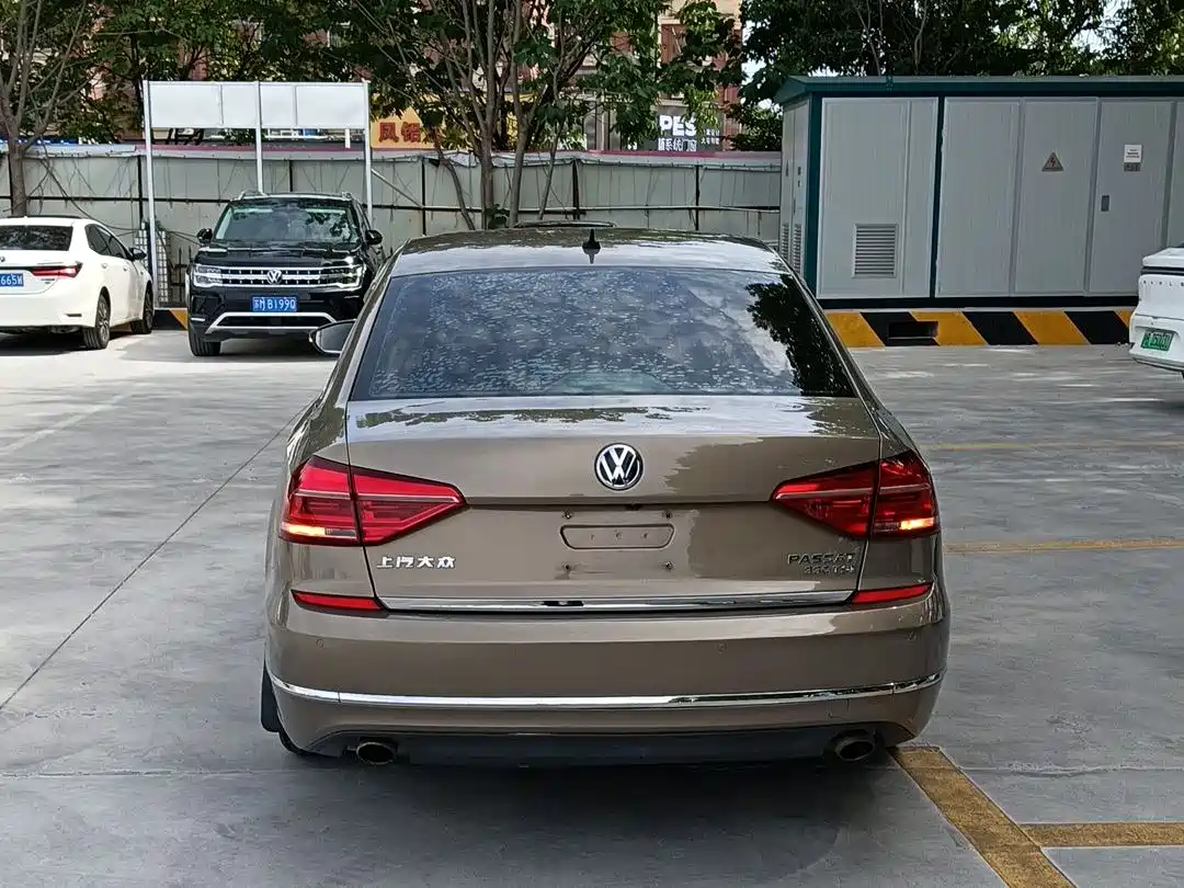 Volkswagen Passat 2017 330TSI DSG Luxury фото 4