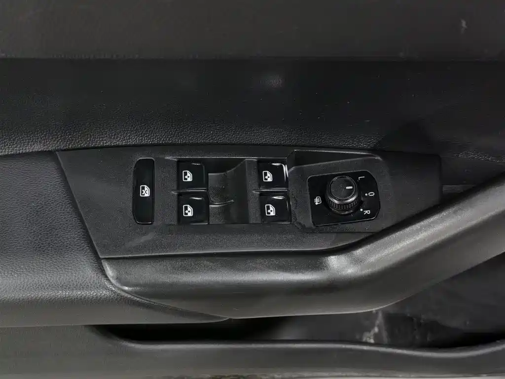 Volkswagen Polo 2019 Plus 1.5L Automatic Colorful Tech Edition фото 9